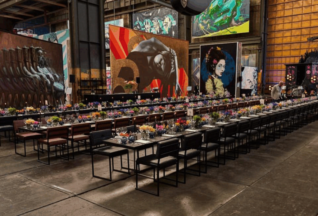 Gedekte tafels met materialen en tafelgerei van Broers Verhuur bij STRAAT museum Amsterdam