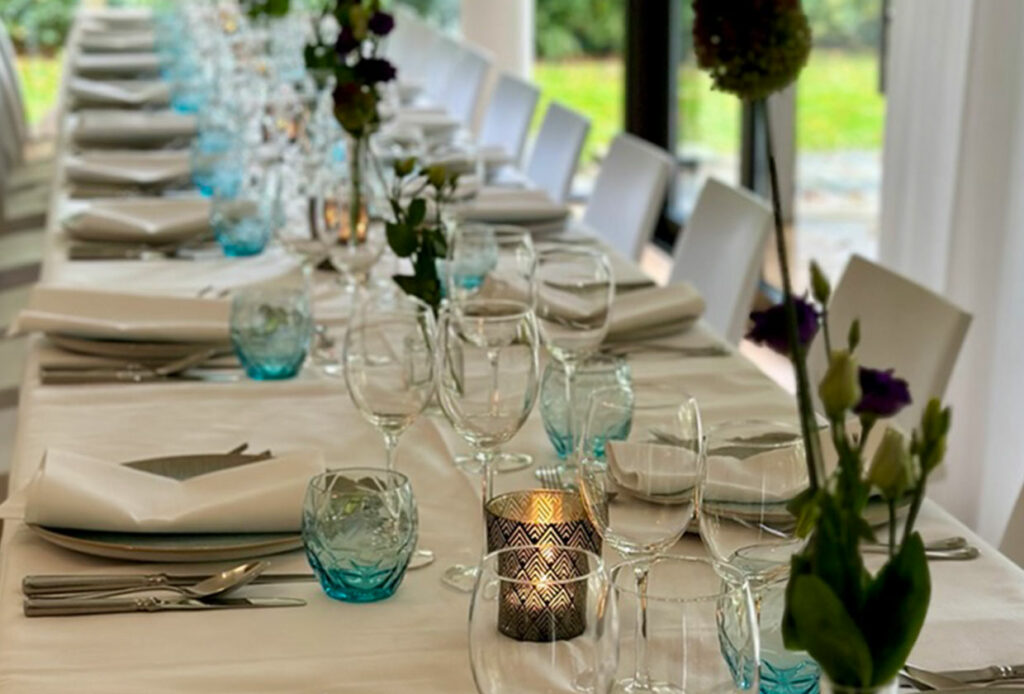 Glaswerk van Broers Verhuur voor een mooi gedekte tafel