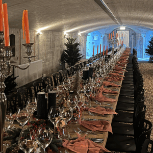 Servies en glazen en meubels voor een diner bij Fort5 in Vijfhuizen