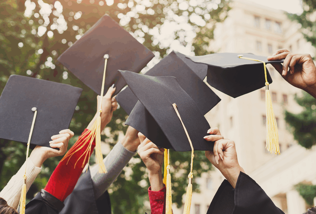 Examenmeubilair geplaatst in een schoolruimte tijdens de examenperiode